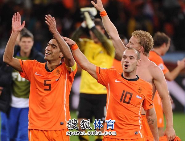 荷兰队员助攻犹如神助,轻松收获三分 荷兰队员助攻犹如神助,轻松收获三分