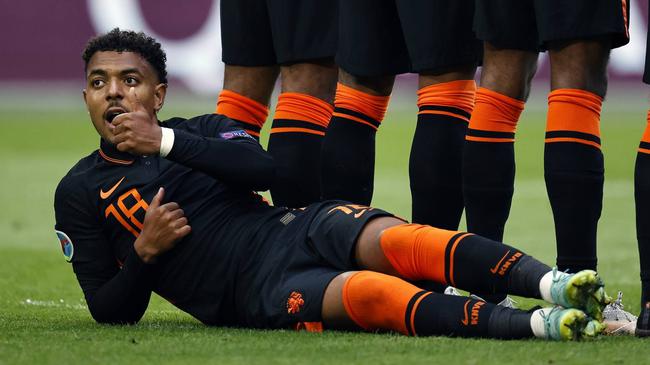 荷兰队员助攻犹如神助,轻松收获三分 荷兰队员助攻犹如神助,轻松收获三分